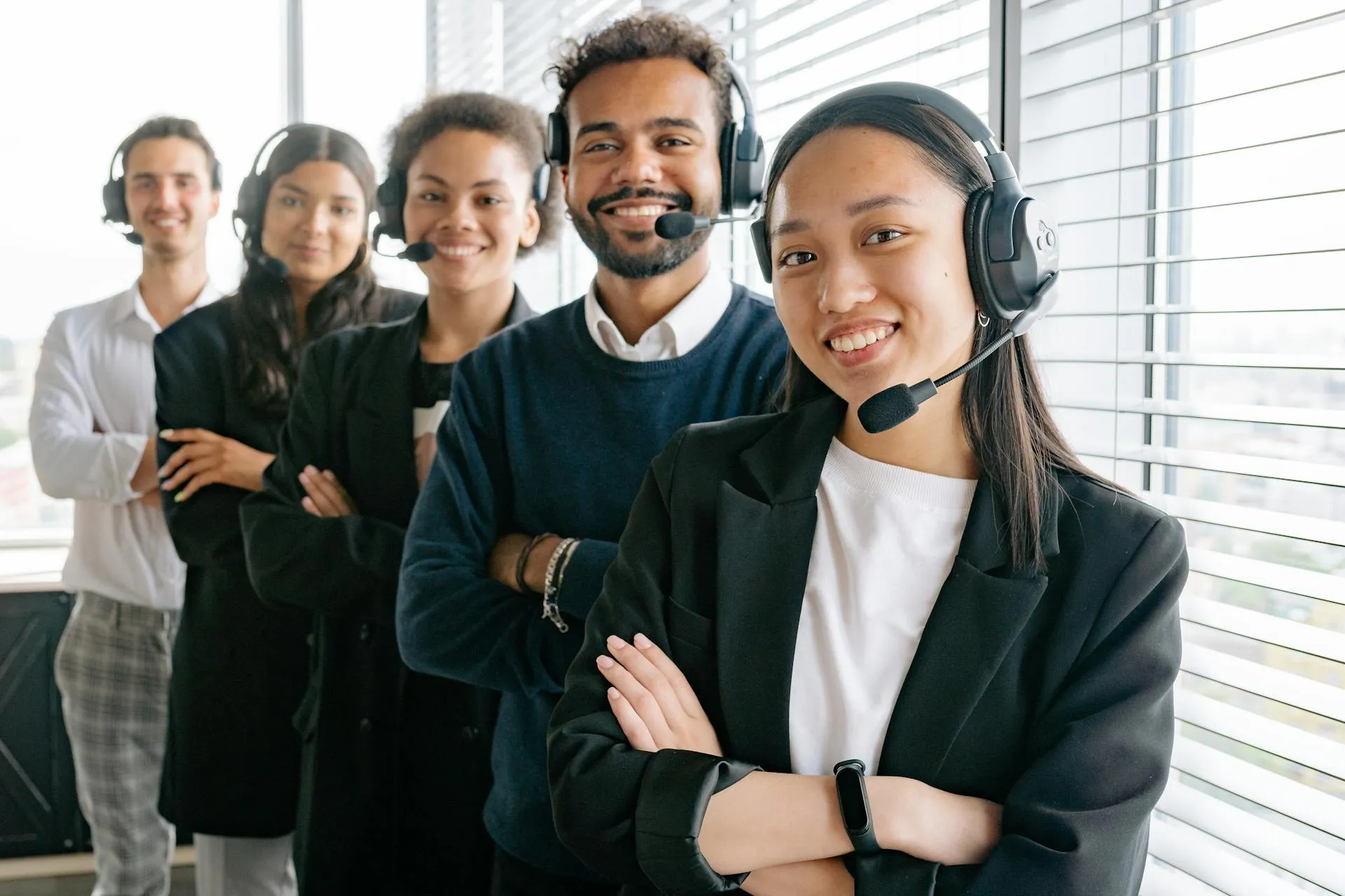 Personas de atención al cliente mirando a la cámara con una sonrisa